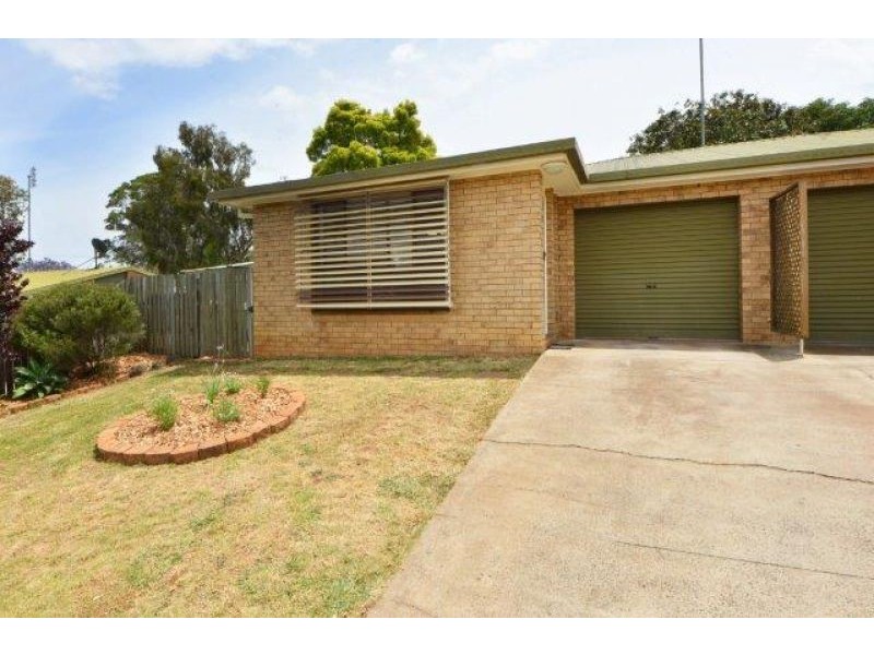 2/15 Sapphire Court, Kearneys Spring QLD 4350