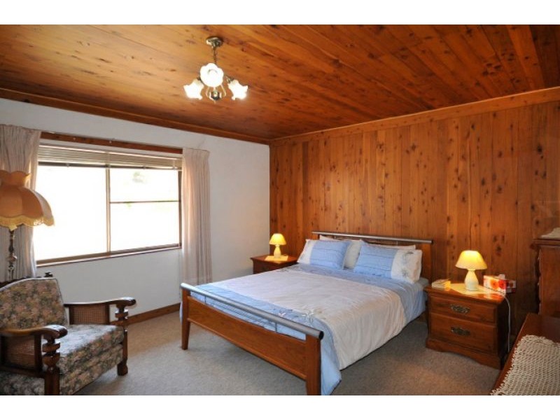 32 Meadows Road, Withcott QLD 4352