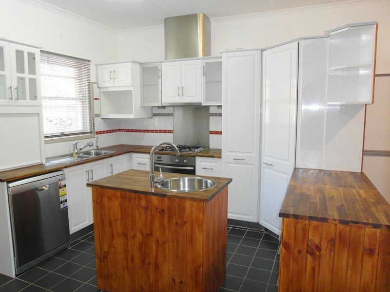 4 Jonathan Street, Rockville QLD 4350