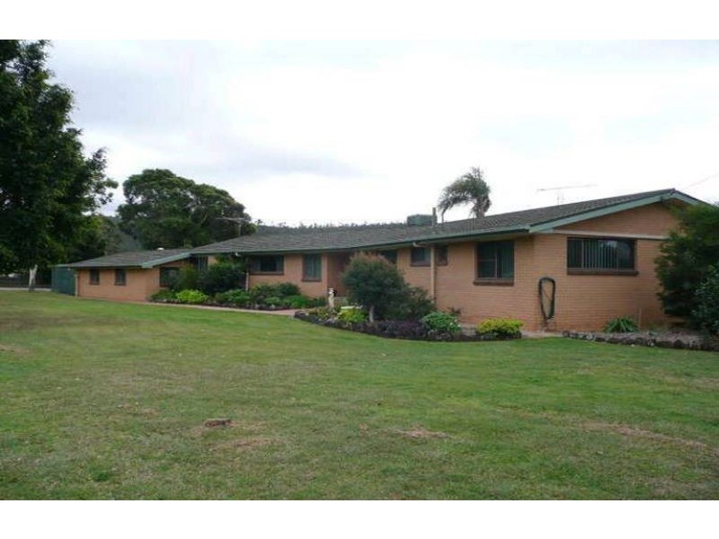 8 Debra Street, Withcott QLD 4352