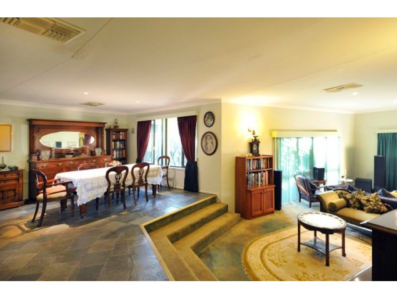 8 Debra Street, Withcott QLD 4352