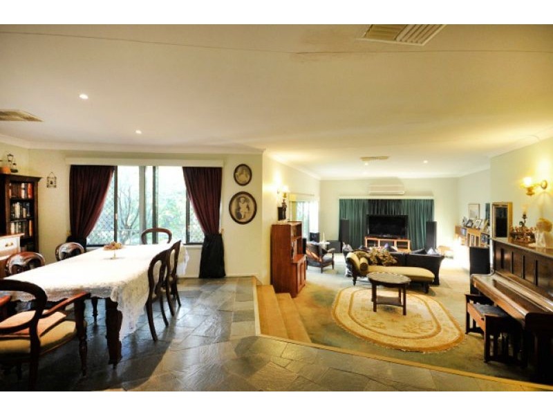 8 Debra Street, Withcott QLD 4352