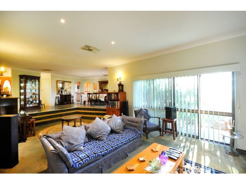 8 Debra Street, Withcott QLD 4352
