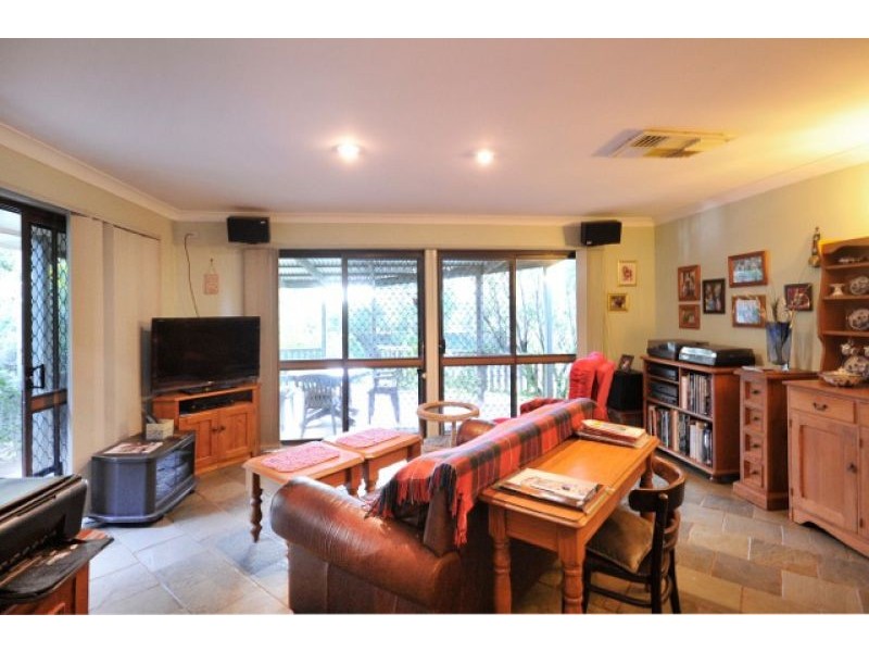 8 Debra Street, Withcott QLD 4352