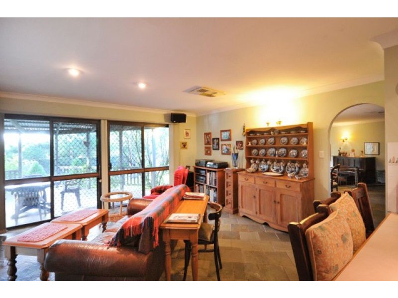 8 Debra Street, Withcott QLD 4352