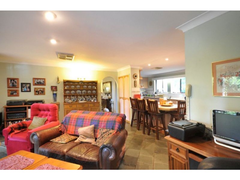 8 Debra Street, Withcott QLD 4352