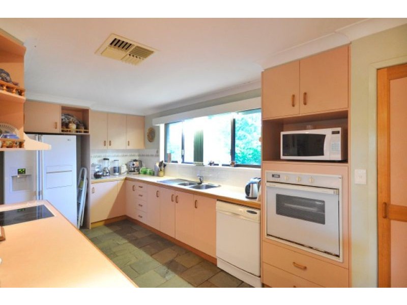 8 Debra Street, Withcott QLD 4352