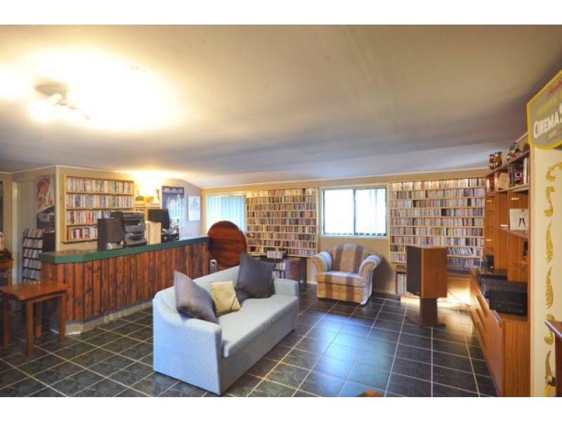 8 Debra Street, Withcott QLD 4352