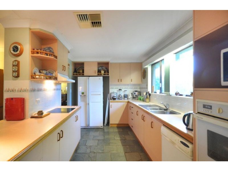 8 Debra Street, Withcott QLD 4352