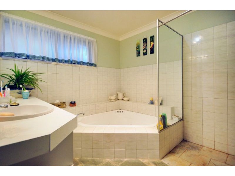 8 Debra Street, Withcott QLD 4352