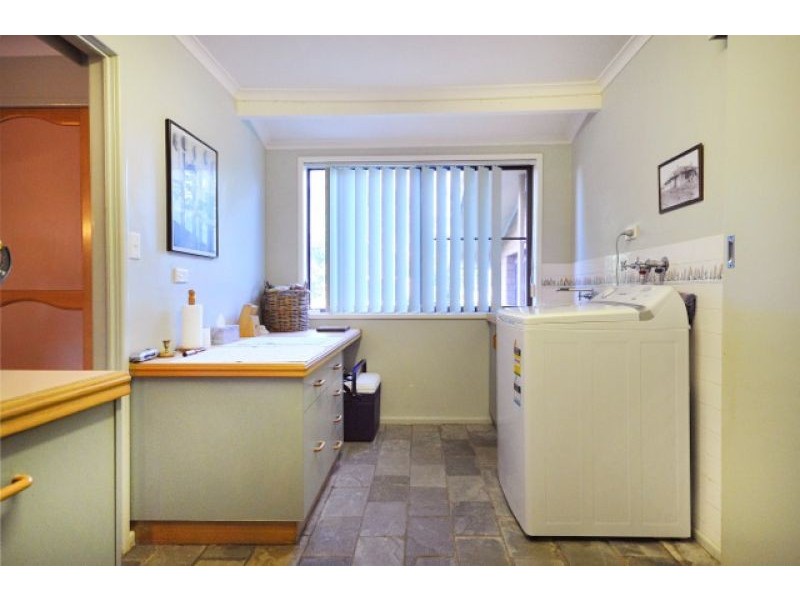 8 Debra Street, Withcott QLD 4352