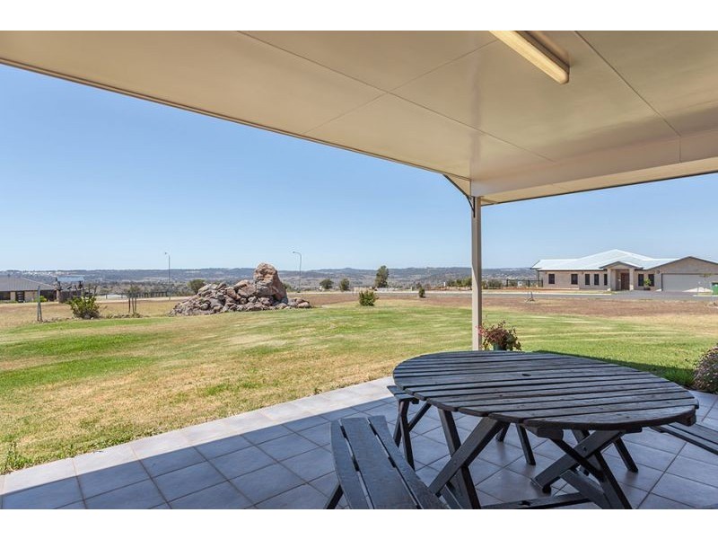 42 Hilltop Drive, Gowrie Junction QLD 4352