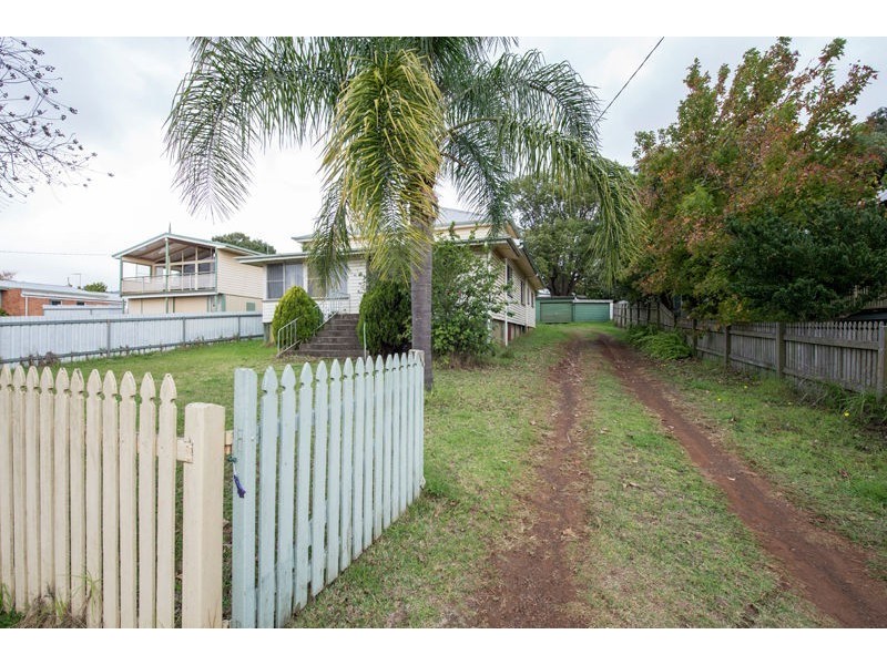 8 Roseberry Street, North Toowoomba QLD 4350