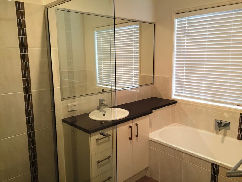 2/25 Scullin Street, Middle Ridge QLD 4350