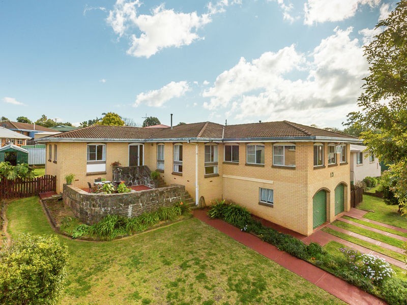 19 Mott Crescent, Rockville QLD 4350