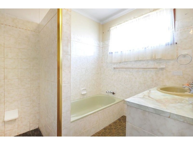 8 Bimbadeen Court, Wilsonton QLD 4350
