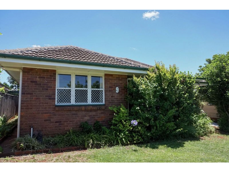 9 Drayton Road, Harristown QLD 4350