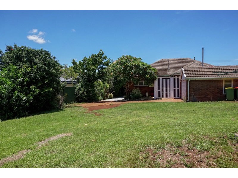 9 Drayton Road, Harristown QLD 4350