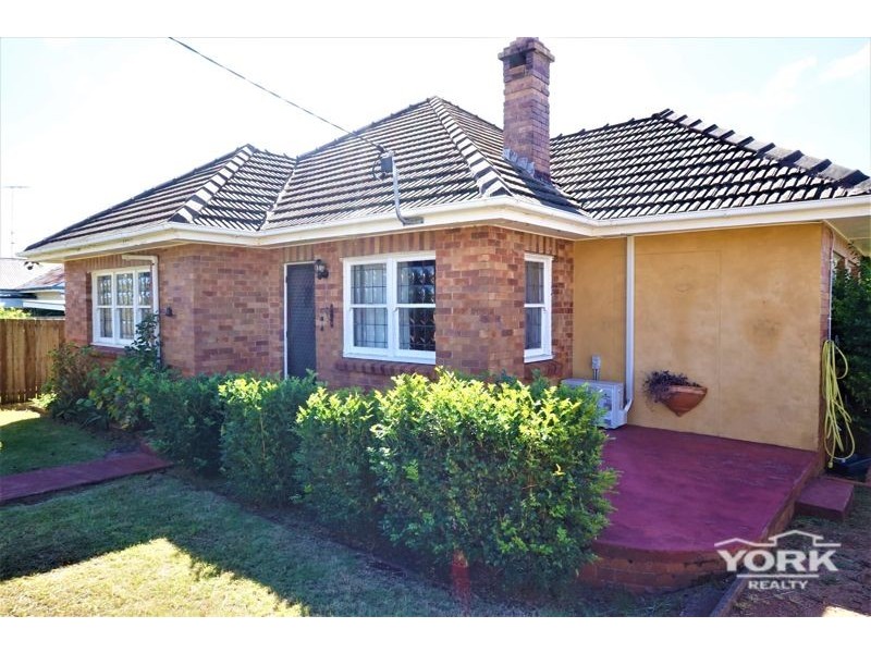 11 Avondale Street, Newtown QLD 4350