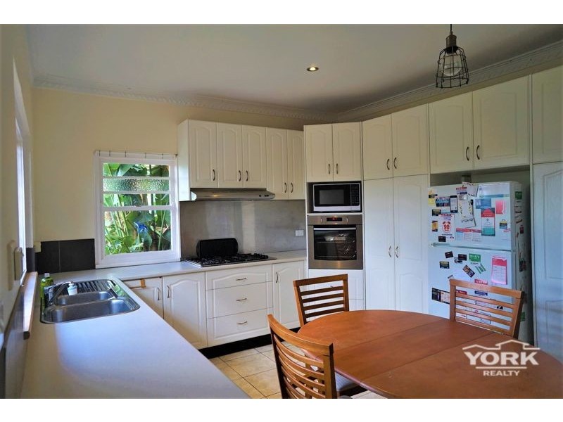 11 Avondale Street, Newtown QLD 4350
