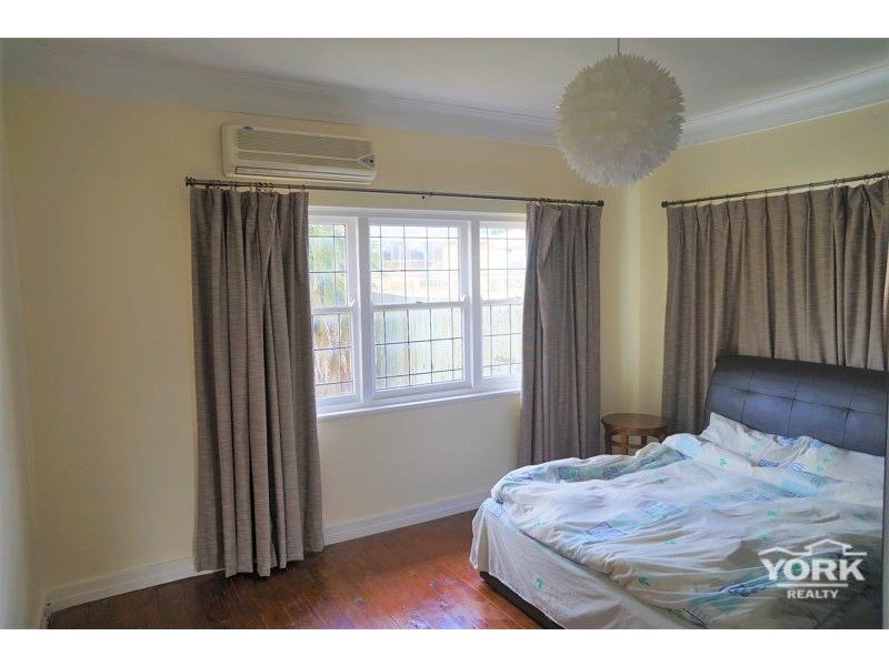 11 Avondale Street, Newtown QLD 4350