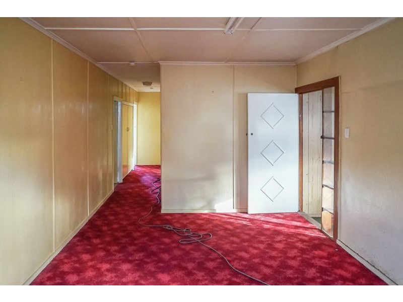 18 Esther Street, Mount Lofty QLD 4350