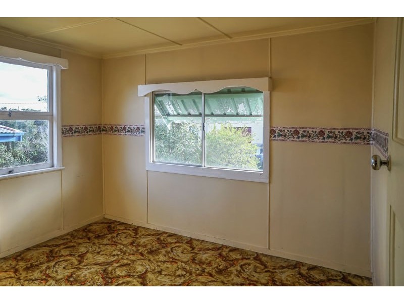 18 Esther Street, Mount Lofty QLD 4350