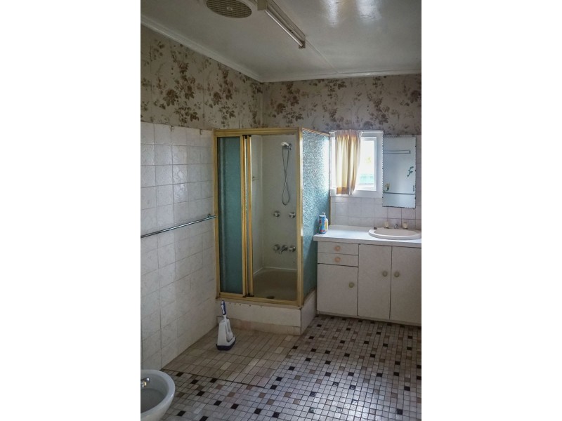 18 Esther Street, Mount Lofty QLD 4350