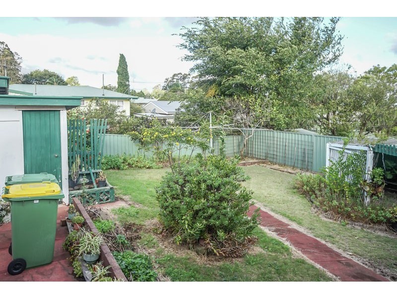 18 Esther Street, Mount Lofty QLD 4350