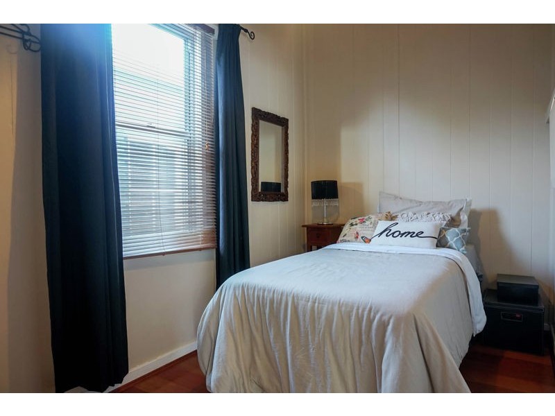 5a Bernard Street, Newtown QLD 4350