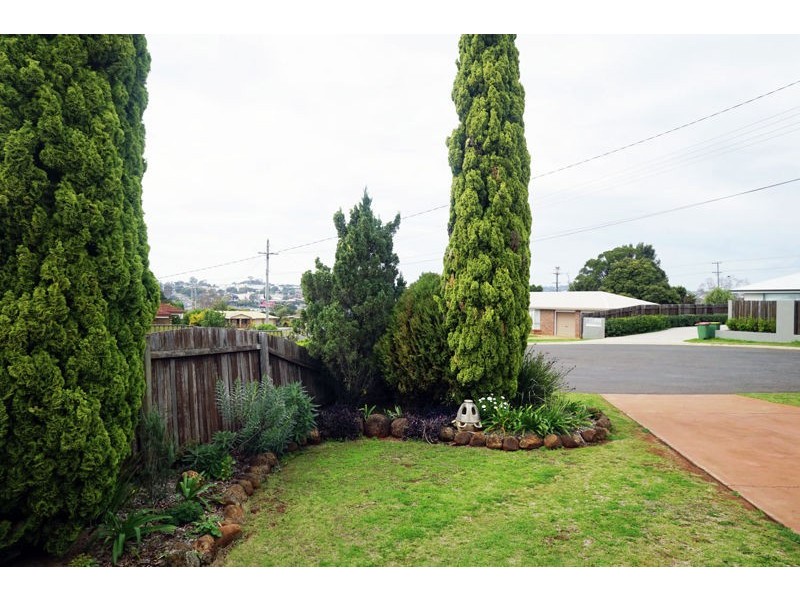 2/9 Lovejoy Court, Kearneys Spring QLD 4350