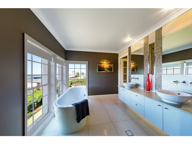 6 Sherwood Street, Mount Lofty QLD 4350