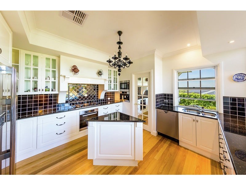 6 Sherwood Street, Mount Lofty QLD 4350