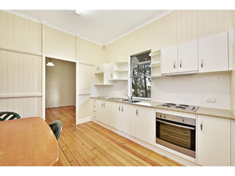 18 West St, North Toowoomba QLD 4350