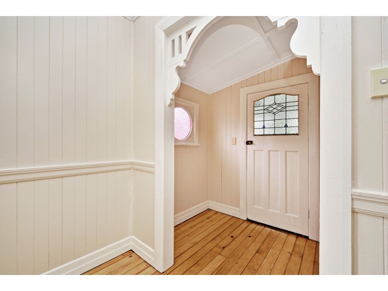 18 West St, North Toowoomba QLD 4350