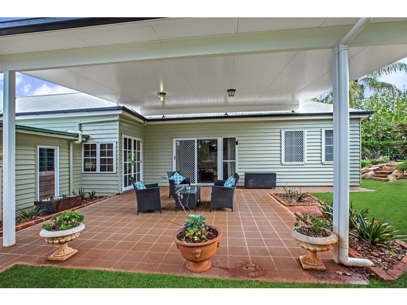 93 Bridge Street, Mount Lofty QLD 4350