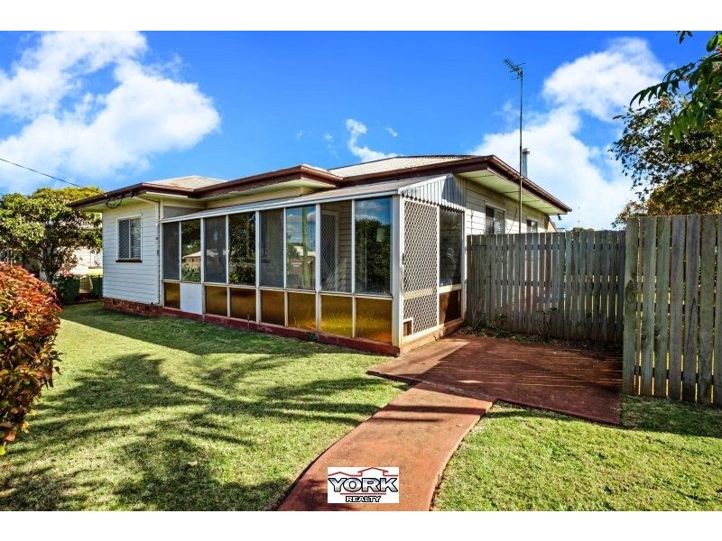 19 Holberton Street, Rockville QLD 4350