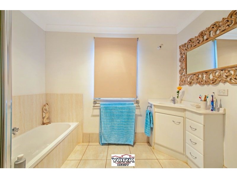 19 Holberton Street, Rockville QLD 4350