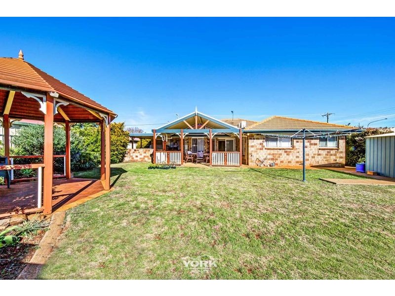 217 Nelson Street, Kearneys Spring QLD 4350