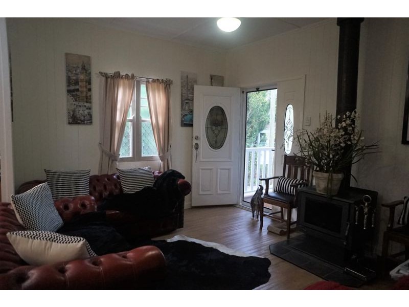 23 Glendower Street, Mount Lofty QLD 4350