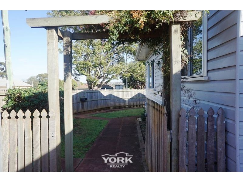 162 Ruthven Street, North Toowoomba QLD 4350