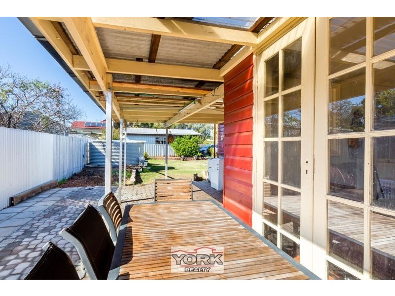 84 East Street, Clifton QLD 4361