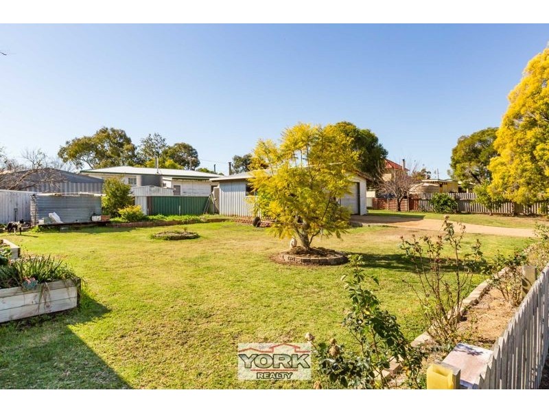 84 East Street, Clifton QLD 4361