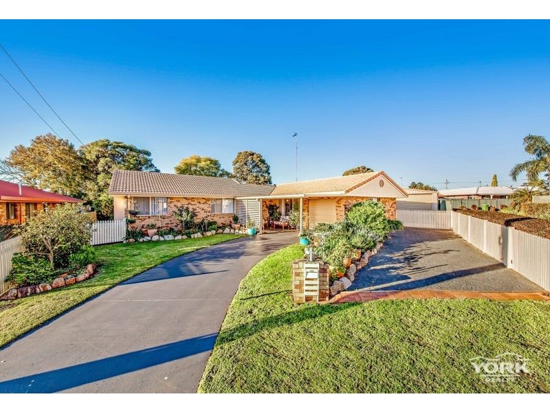 1 Sharon Court, Darling Heights QLD 4350