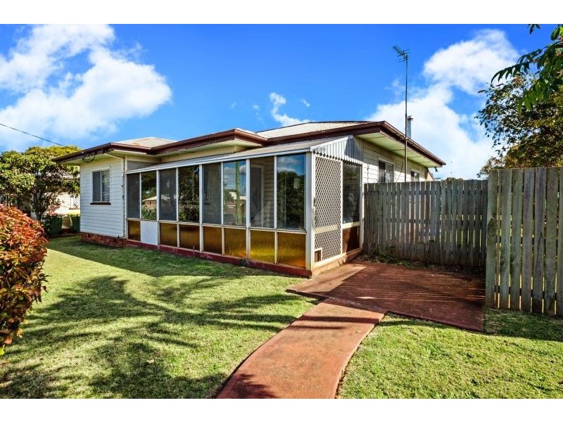 2a Welcombe Avenue, Rockville QLD 4350