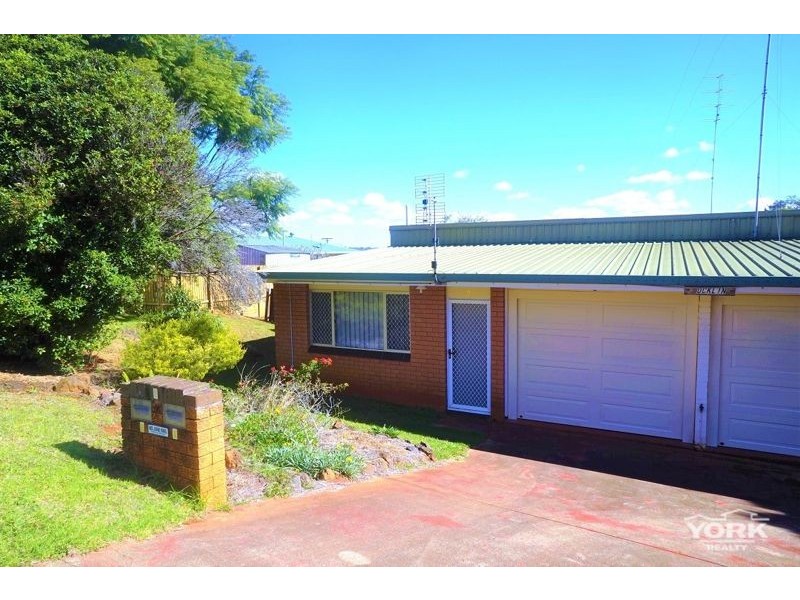 2/2 Yates Street, Harlaxton QLD 4350