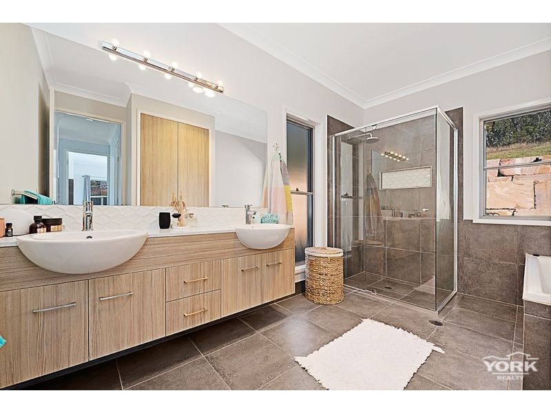 13 Fawngrove Drive, Glenvale QLD 4350