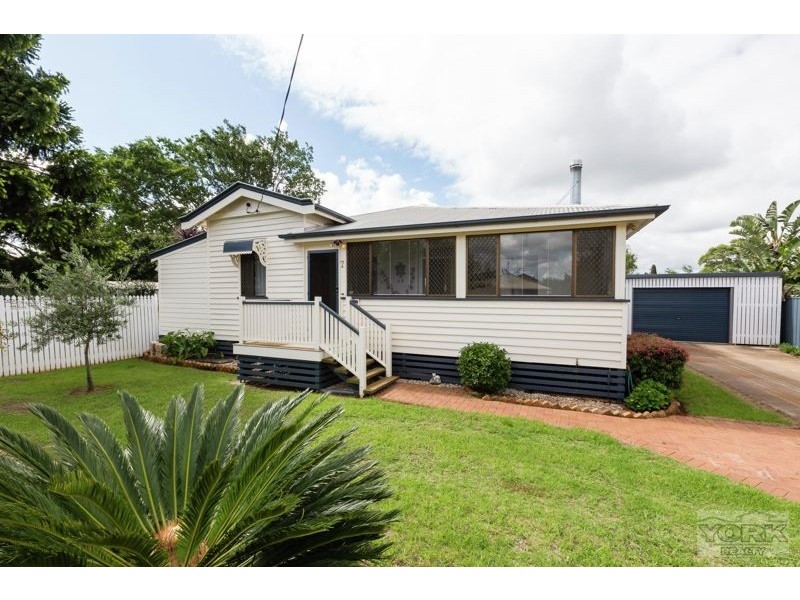 7 Cathro Street, Rockville QLD 4350