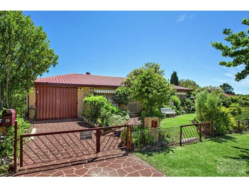 19 Seppelt Street, Wilsonton Heights QLD 4350