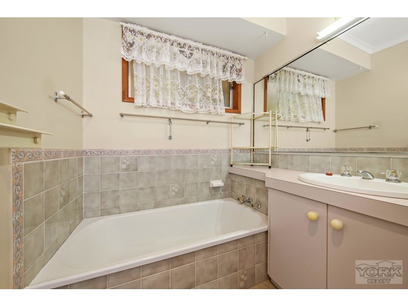 19 Seppelt Street, Wilsonton Heights QLD 4350